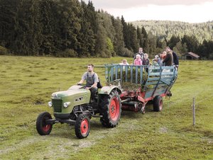 Mitfahren auf dem Traktor