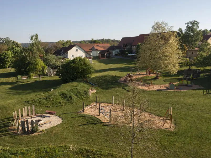 Paradies für Kinder Abenteuerspielplatz mit vielen Spielgeräten