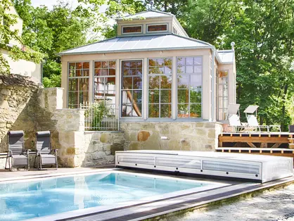 Den hofeigenen Pool auf dem Ferienschloss mit Freunden genießen