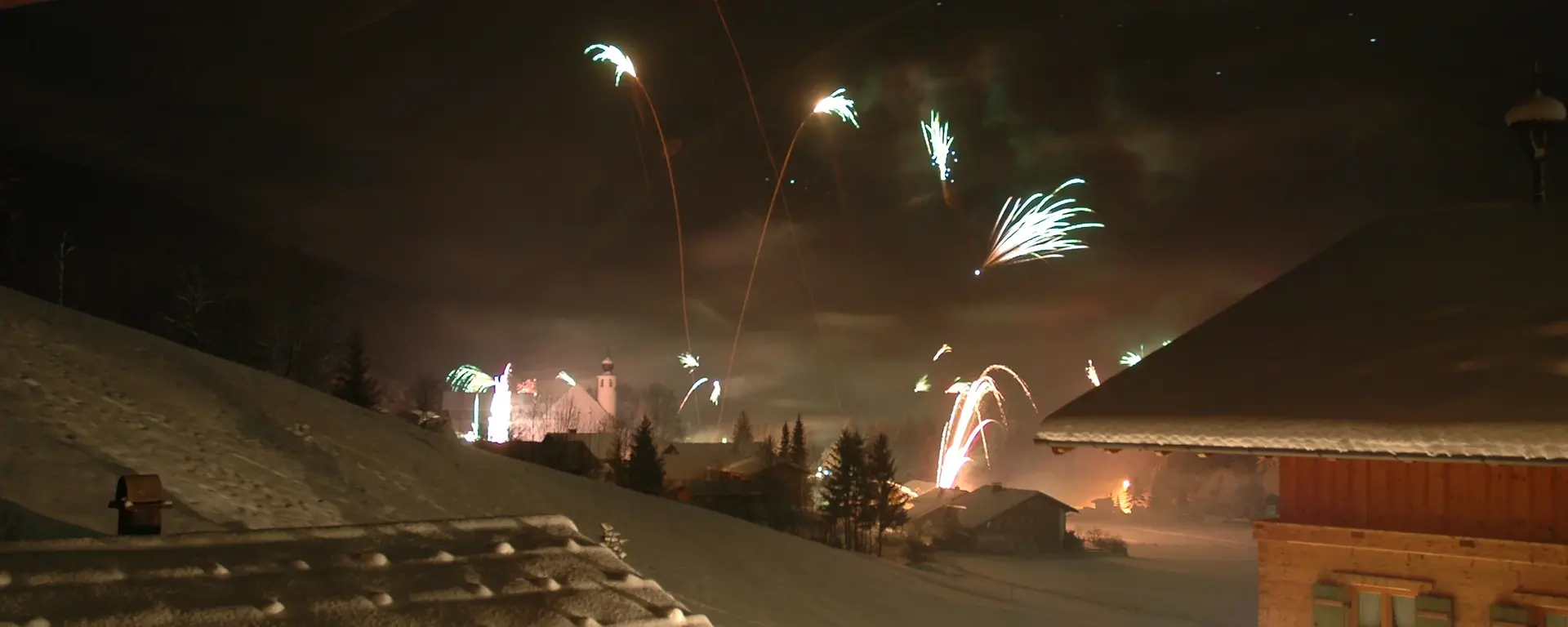 Ausblick auf das Feuerwerk im Dorf vom Hof