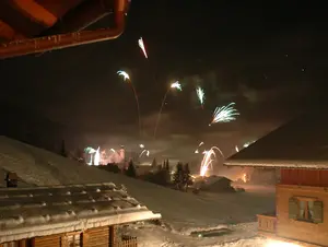 Ausblick auf das Feuerwerk im Dorf vom Hof