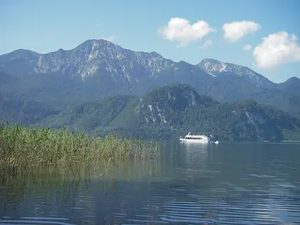 Mit dem Schiff über den Kochelsee mit Ausblick auf die Berge