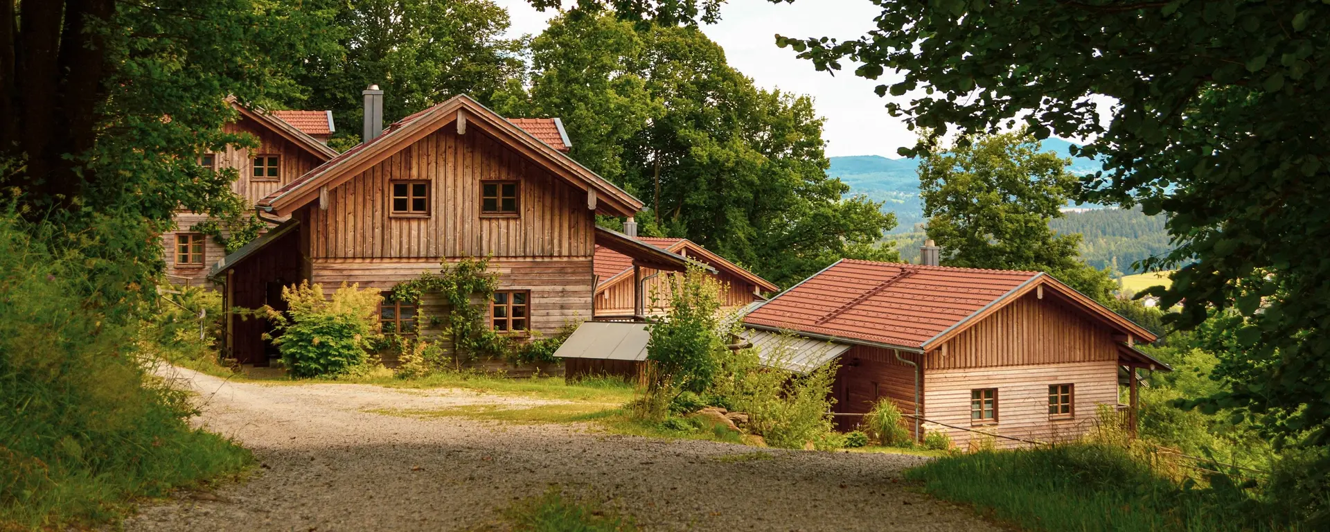 Chalets im Blockhausstil mitten im Bayerischen Wald.