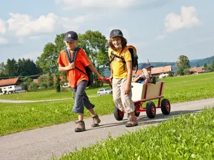 Kinder mit Bollerwagen unterwegs im Pfaffenwinkel