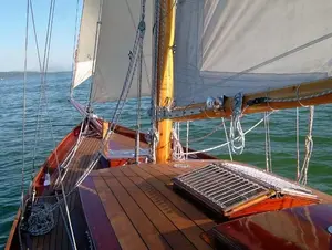 Segeln mit dem Segelboot auf dem Ammersee in der Region Ammersee-Lech