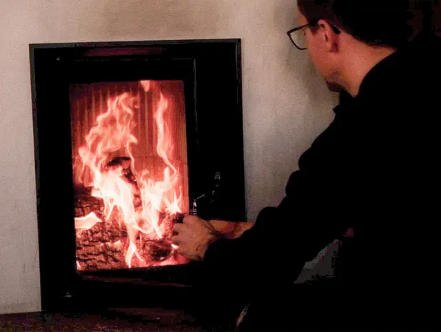 Gemütlicher Kamin in der Holzhütte