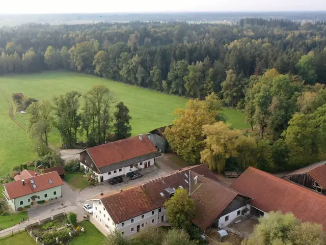 Luftaufnahme des Gästehaus Huber in Forstern im Münchner Umland