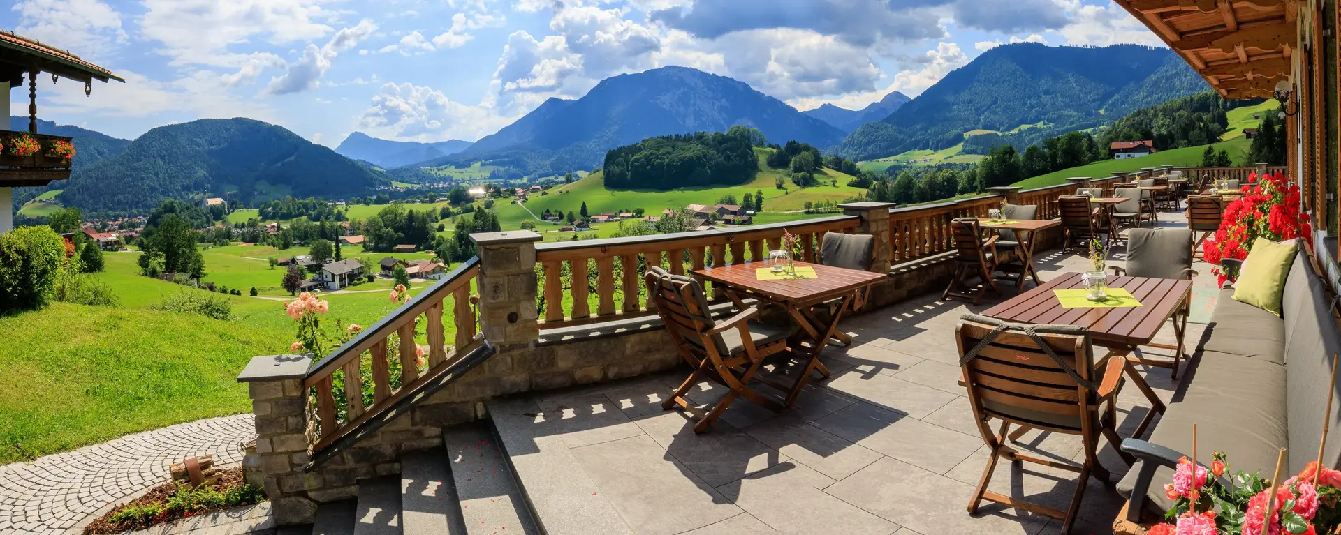 Sonnenterrasse am Ferienhof mit Ausblick und Frühstück