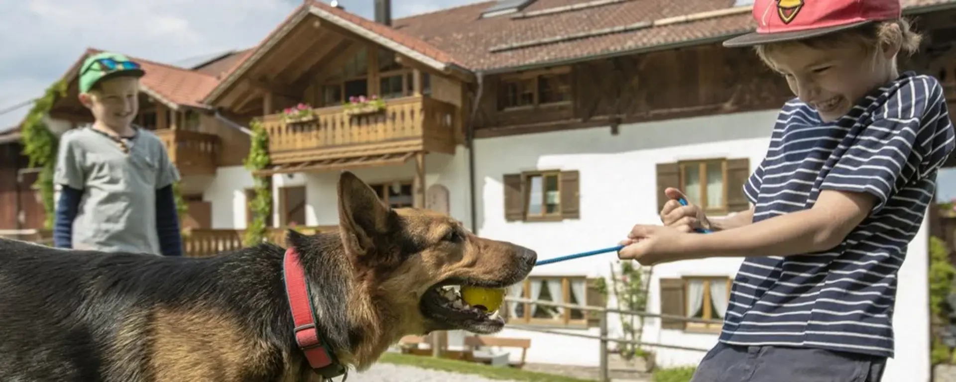 Mit Kindern und Hund Urlaub auf einem Bauernhof in Bayern machen.