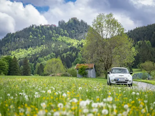 Weißer Mini am Straßenrand auf der Deutschen Alpenstraße