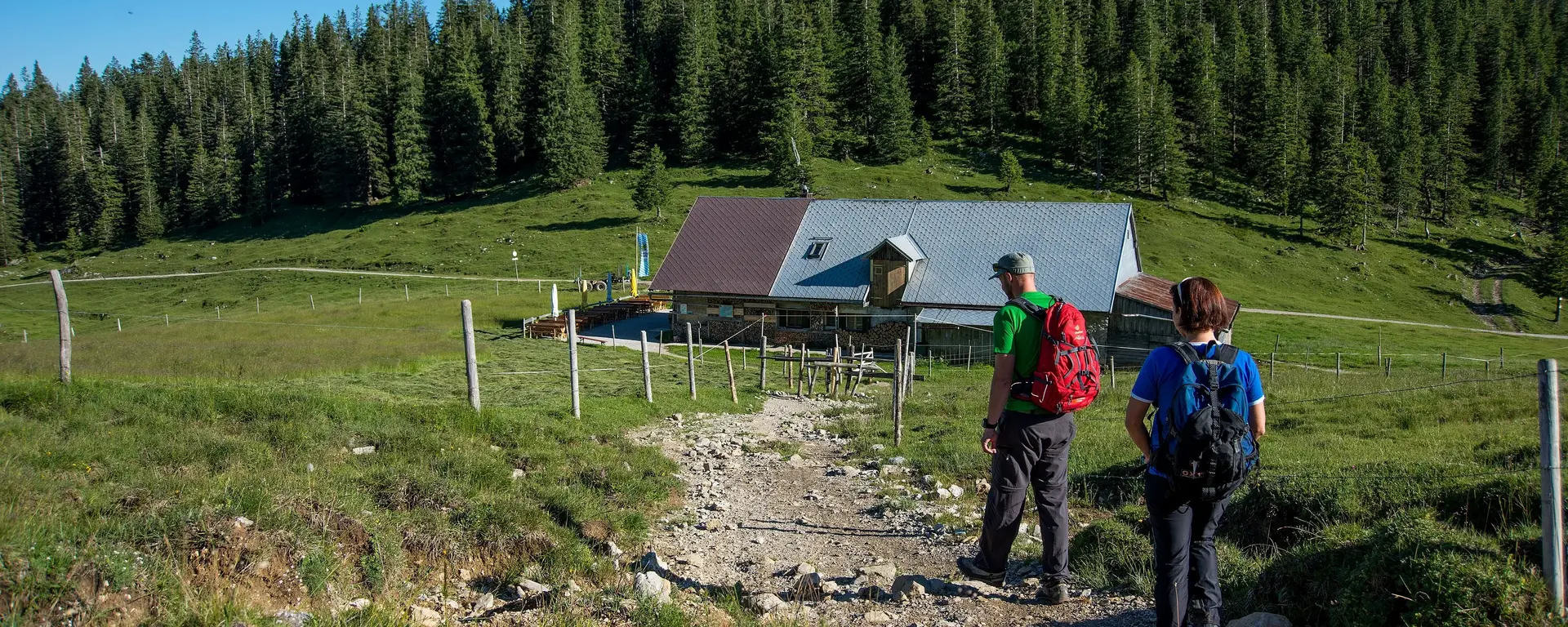 Wandern in den Bergen und übernachten auf der Alm