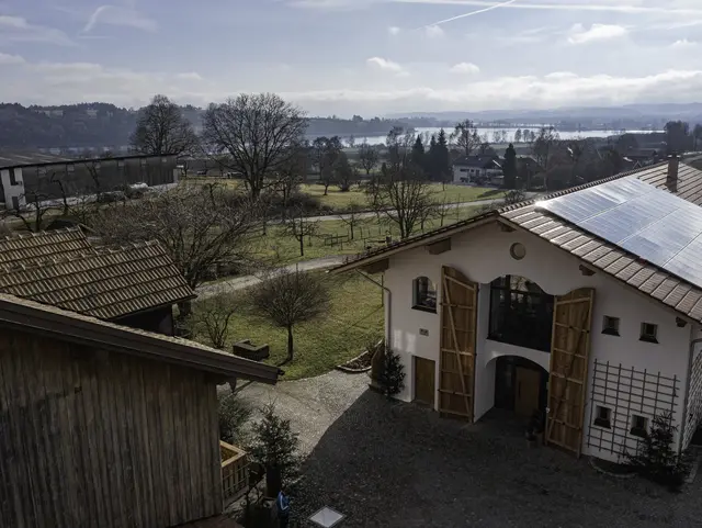 Blick über den Sailerhof auf den Tachinger See