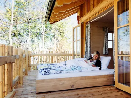 Ausfahrbares Bett auf die Terrasse unter freiem Himmel