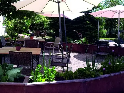 Essen unter freiem Himmel im Biergarten auf dem Bauernhof