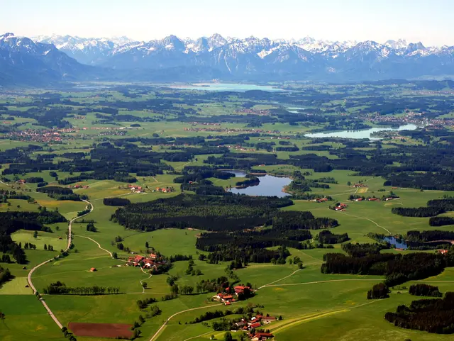 Panorama über den Pfaffenwinkel auf die Alpen