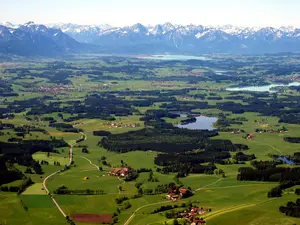 Panorama über den Pfaffenwinkel auf die Alpen