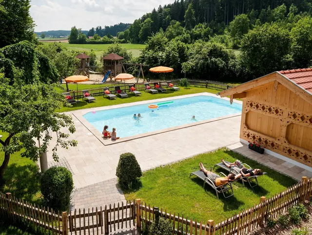 Pool mit Liegewiese auf dem Ferienparadies Huberhof in Tittmoning Oberbayern