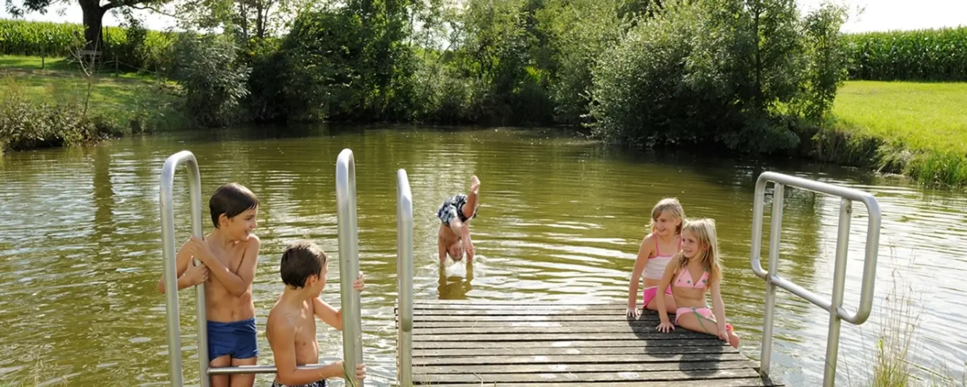 Badespaß im hofeigenen Badeweiher direkt am Bauernhof in der Region Chiemsee