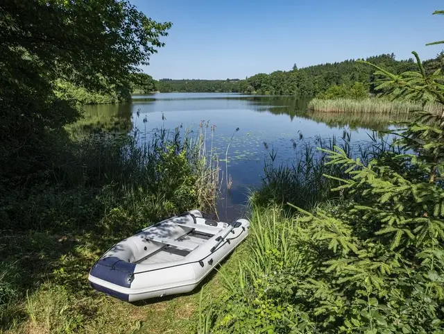 Gäste können mit dem Boot zum Strand gegenüber fahren.