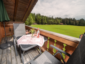 Auf dem Balkon sitzen und in die Natur blicken