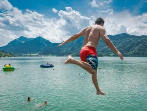 Baden am Schliersee Strandbad © Dietmar Denger Alpenregion Tegernsee Schliersee Sprung in den Schliersee im Strandbad