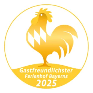 Goldener Gockel 2025 © Blauer Gockel Logo der Auszeichnung Goldener Gockel 2025 für die gastfreundlichsten Ferienhöfe Bayern
