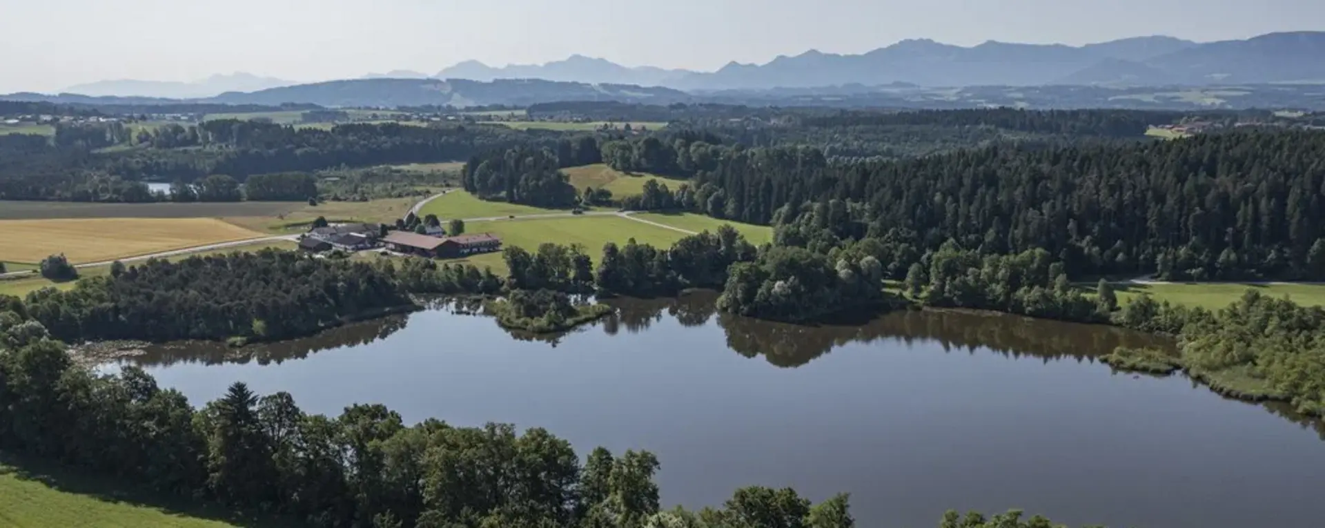 Traumhafte Lage des Bauernhofes zwischen See und Berge