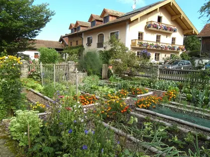 Großer Bauerngarten für den eigenen Anbau auf dem Obsthof