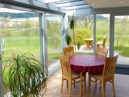 Eigener Wintergarten in der Ferienwohnung mit Blick in die Natur