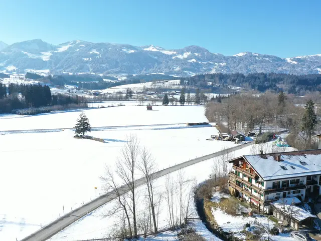 Luftaufnahme mit Bergpanorama über dem Zuhaus am Malerwinkel in Fischen im Allgäu