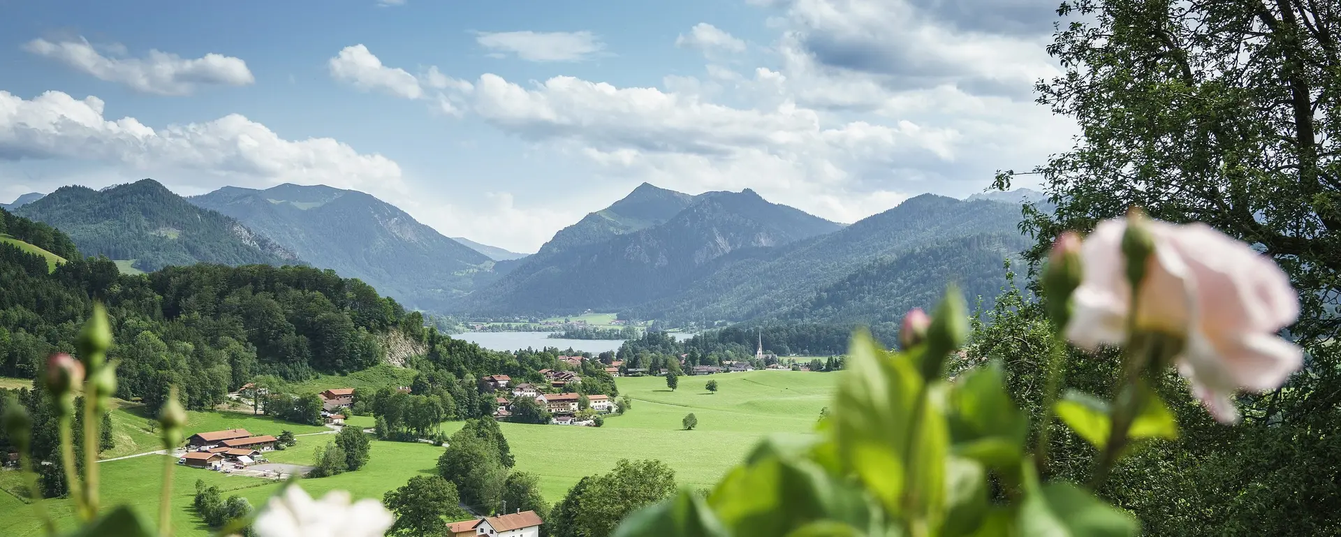 Blick auf Hausham und den Tegernsee