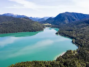 Luftaufnahme Kochelsee © Matthias Fend Der Kochelsee im Tölzer Land von oben