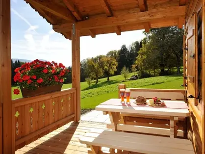 Entspannung auf der eigenen Terrasse vor dem Chalet