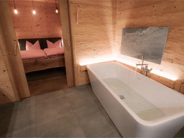 Badewanne mit Blick in Schlafbereich