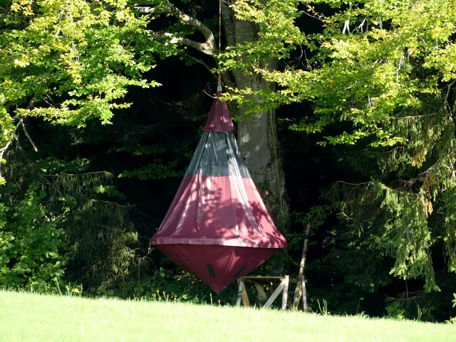 Übernachten im Baumzelt auf dem Ferienhof