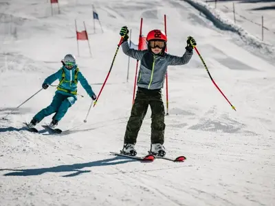 Platz für Skirennen für die älteren Kinder