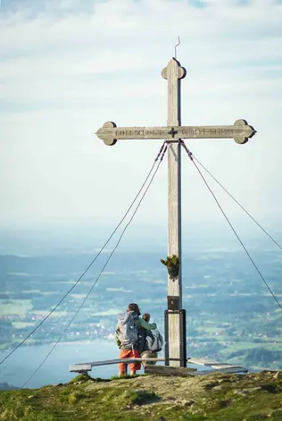 Ausblick auf den Tegernsee vom Gipfelkreuz