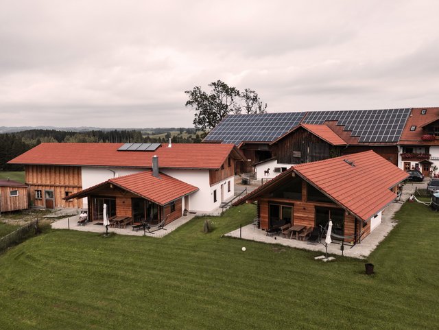 Selbstgezimmerte Luxus Chalets auf dem Biohof