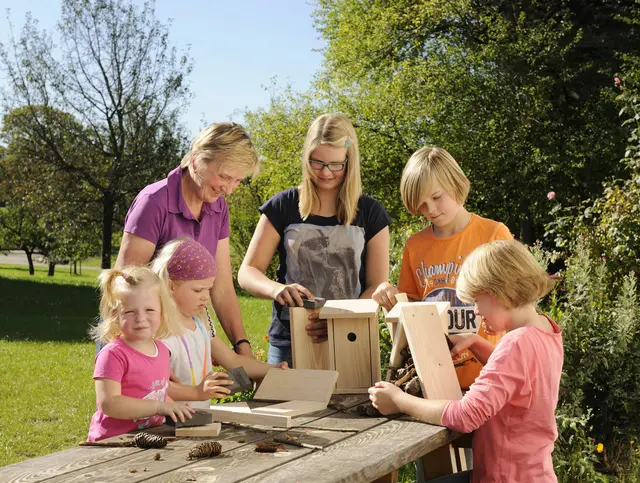 Nistkästen bauen am Lohner-Hof in Chieming Oberbayern