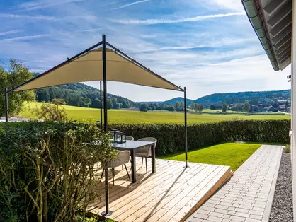 Traumhafter Blick in die Natur von der eignen Terrasse auf dem Landhof