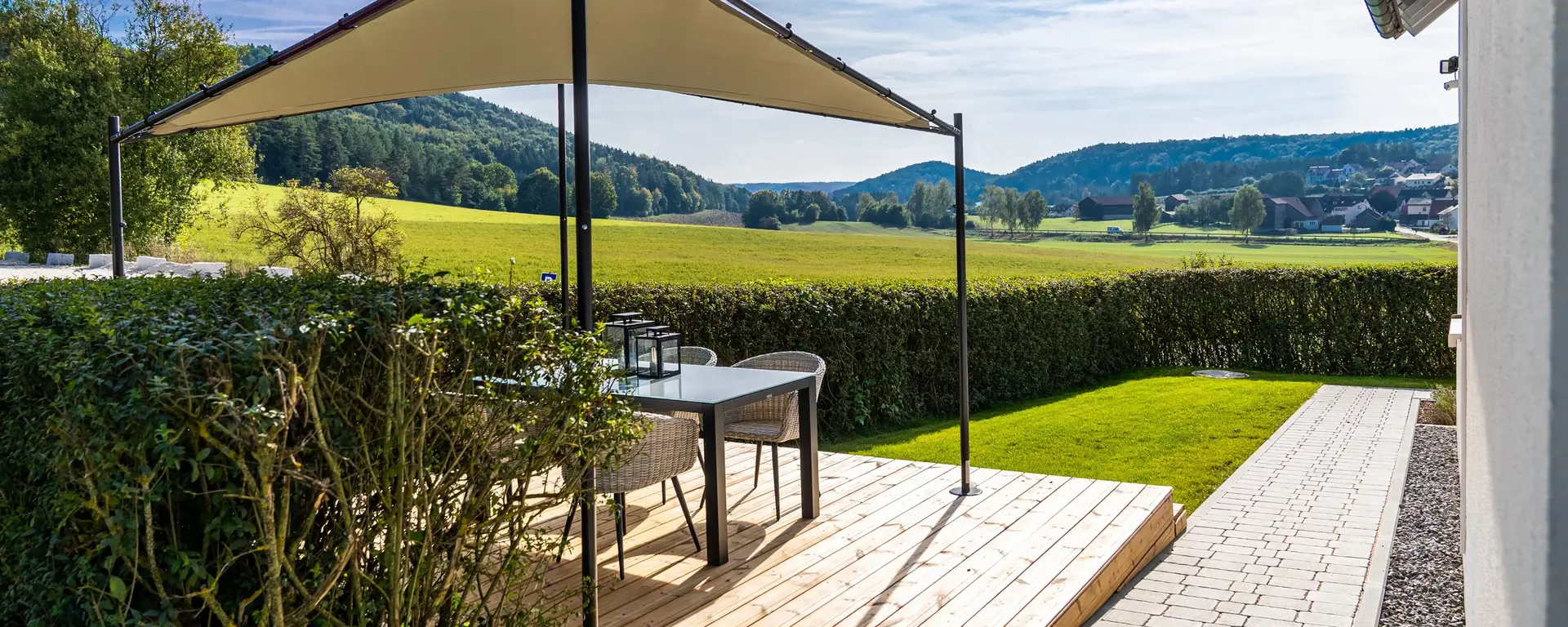 Traumhafter Blick in die Natur von der eignen Terrasse auf dem Landhof