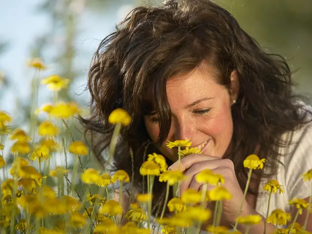 Bewusst Reisen - © Blauer Gockel Frau schnuppert an Blumen