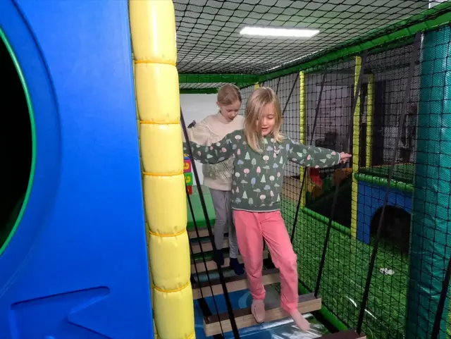 Wackelbrücke im Indoor Spielzimmer auf dem Ferienhof Meininger