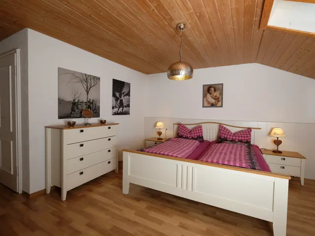 Schlafzimmer der Ferienwohnung beim Zuhaus am Malerwinkel in Fischen im Allgäu