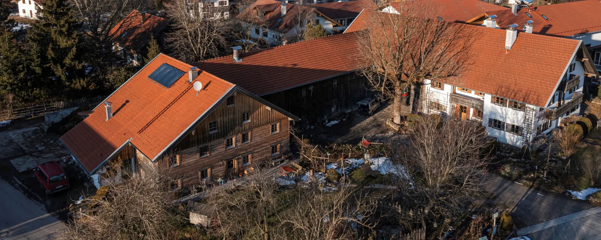 Luftaufnahme des Biohof Neihausmo in Böbing mit Aussicht in den Pfaffenwinkel