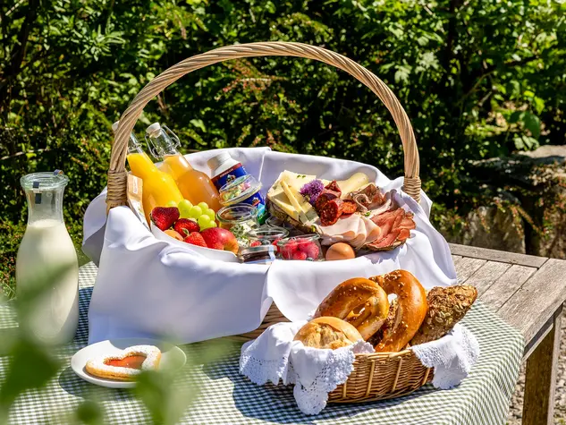 Frühstückskorb mit regionalen Produkten