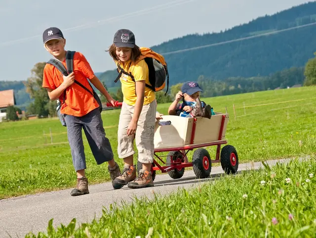 Kinder unterwegs mit dem Bollerwagen im Pfaffenwinkel.