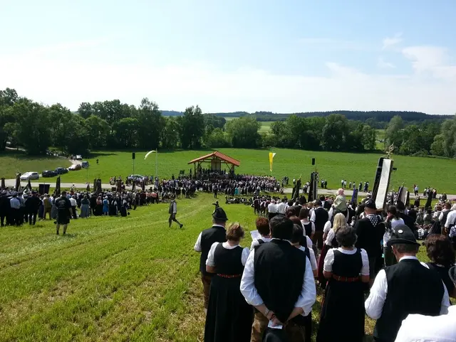 Festumzug und Fahnenweihe im Landkreis Erding